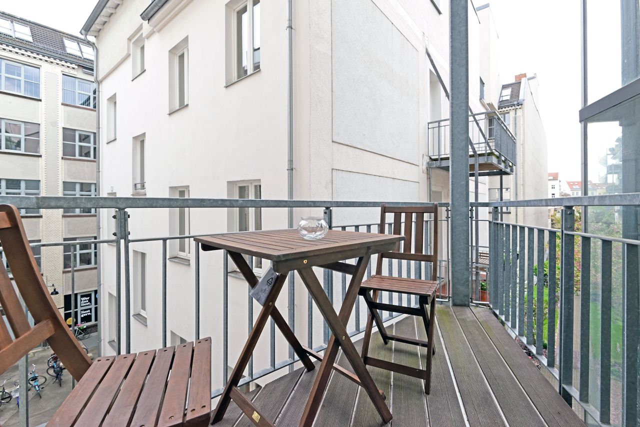 2-room dream apartment with view over park in Mitte (Berlin)
