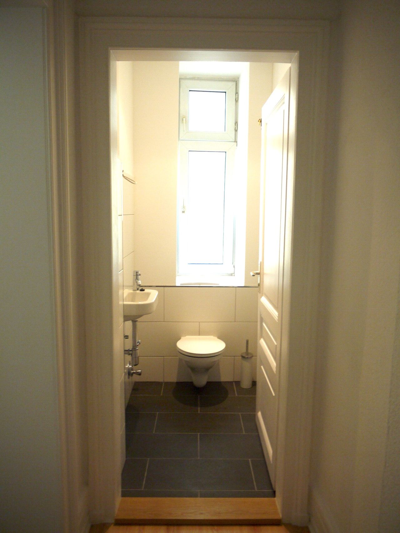 Stylish flat turn-of-the century house in noble Westend 3 Rooms Balcony Guest-WC 76 sqm 1 km to City Center and Fair