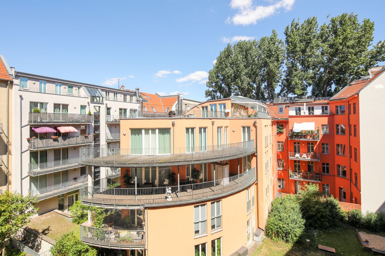 Modern and high-quality 4 room apartment with spacious terrace in the center of Berlin