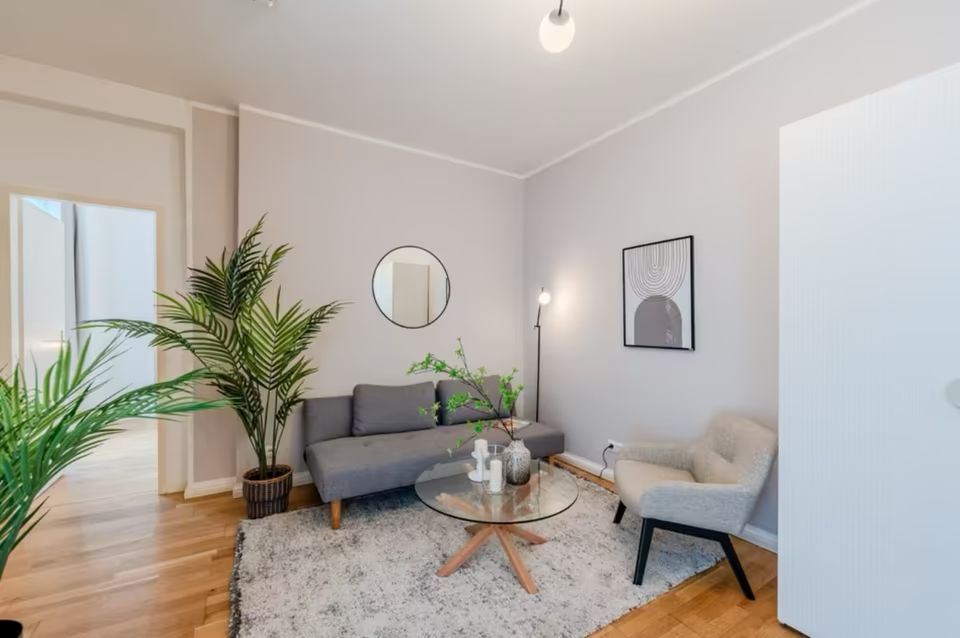 Furnished, renovated 1-room apartment with balcony and fitted kitchen in the heart of Düsseldorf