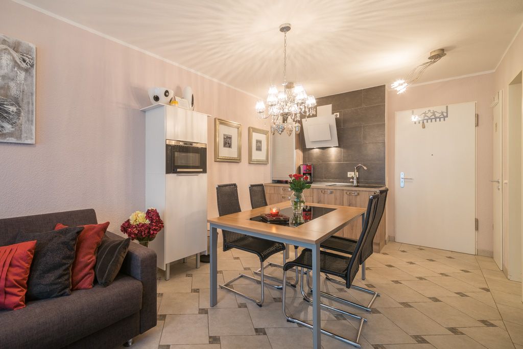 Bright and spacious apartment close to city center (Berlin Prenzlauer Berg) Parking garage included,