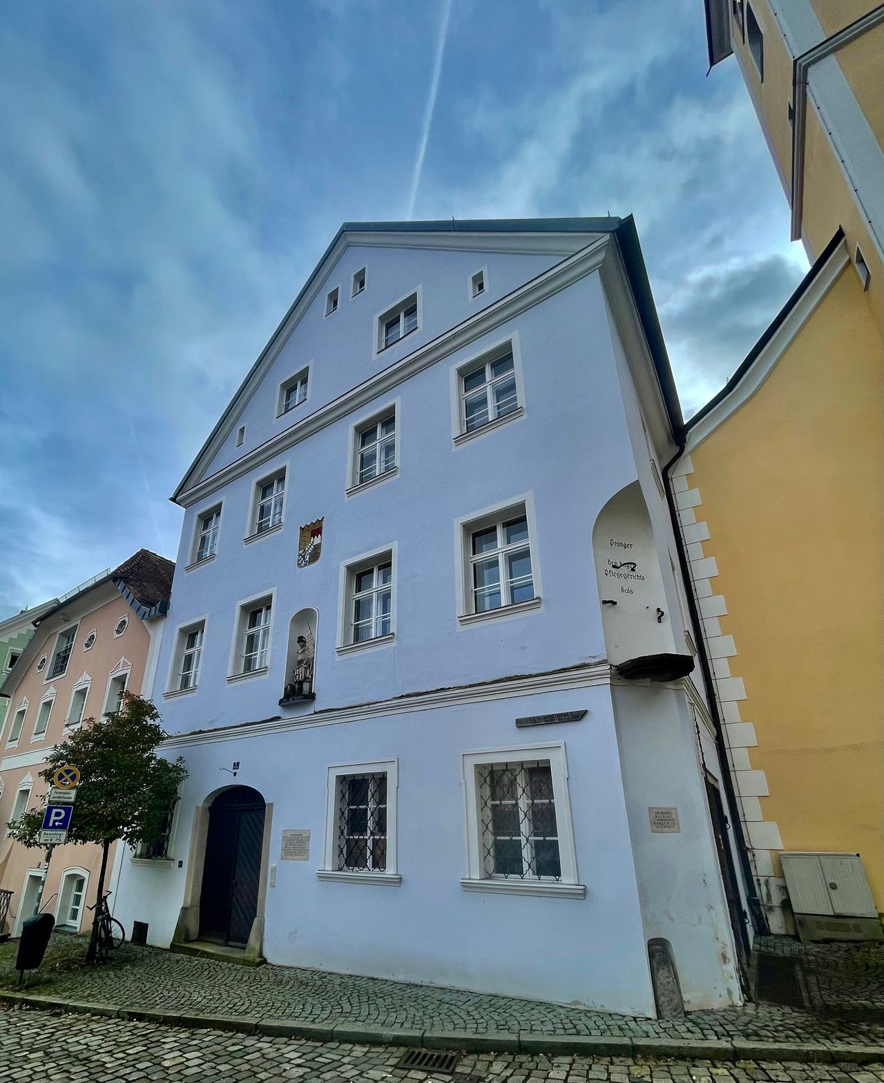 Charming, fully furnished 2-room flat in the listed town hall - view of the castle ruins