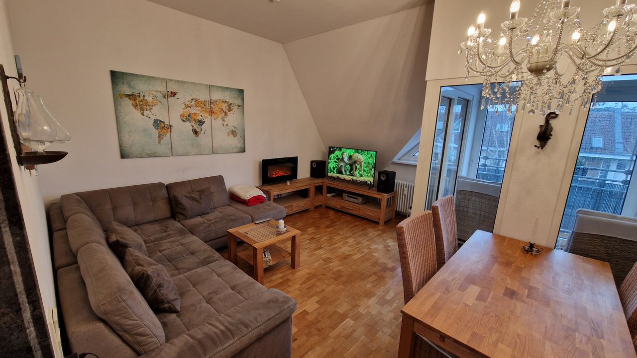 Bright, quiet attic apartment with winter garden and balcony as well as bathtub and high-quality equipment