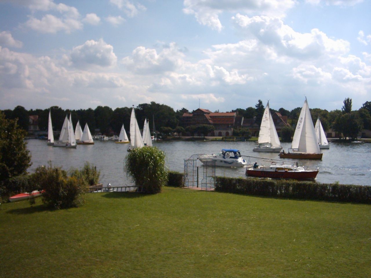 Garden-Apartment, ground floor, with Terrasse and a little boat-harbour on the „Langen-See“ Wendenschloss