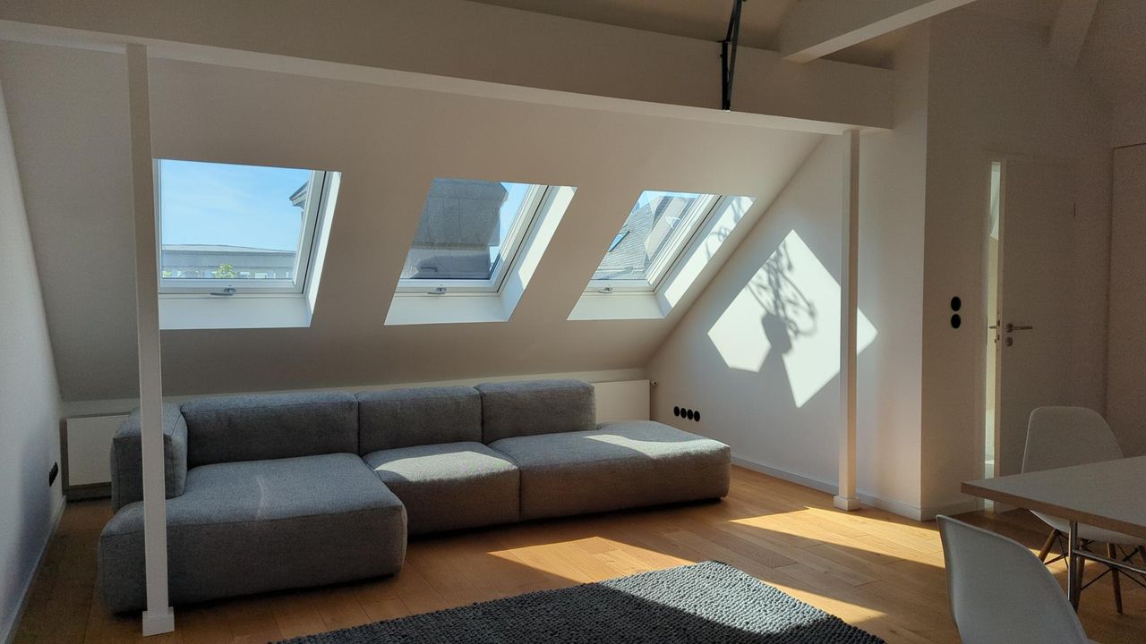 Dreamlike living in the heart of Frankfurt: Bright 2-room attic apartment in top location with lush light incidence