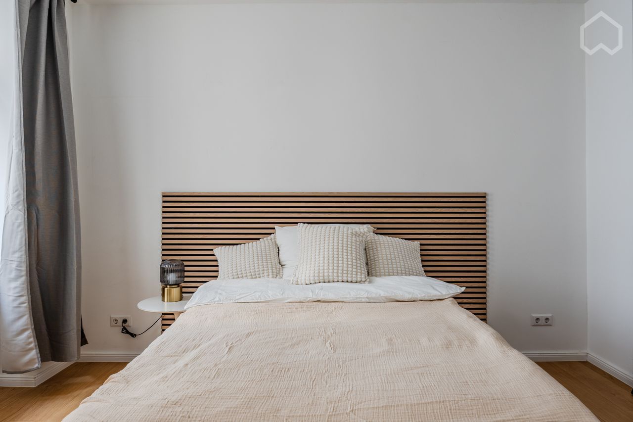 Bright and Quiet Historical Apartment at Famous Torstraße / Rosenthaler Platz Area