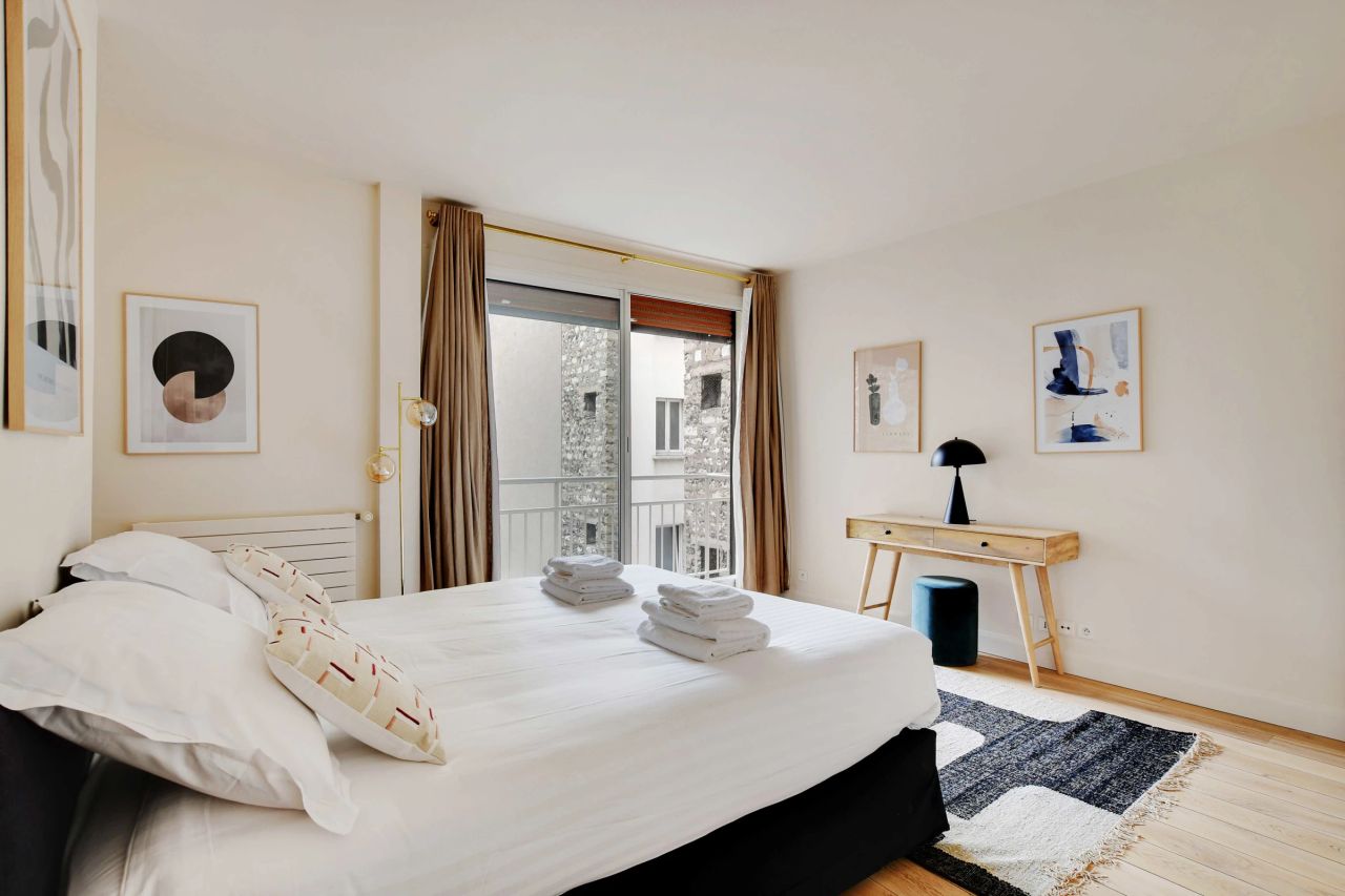100m2 two bedroom flat with balconies in the 16th arrondissement.