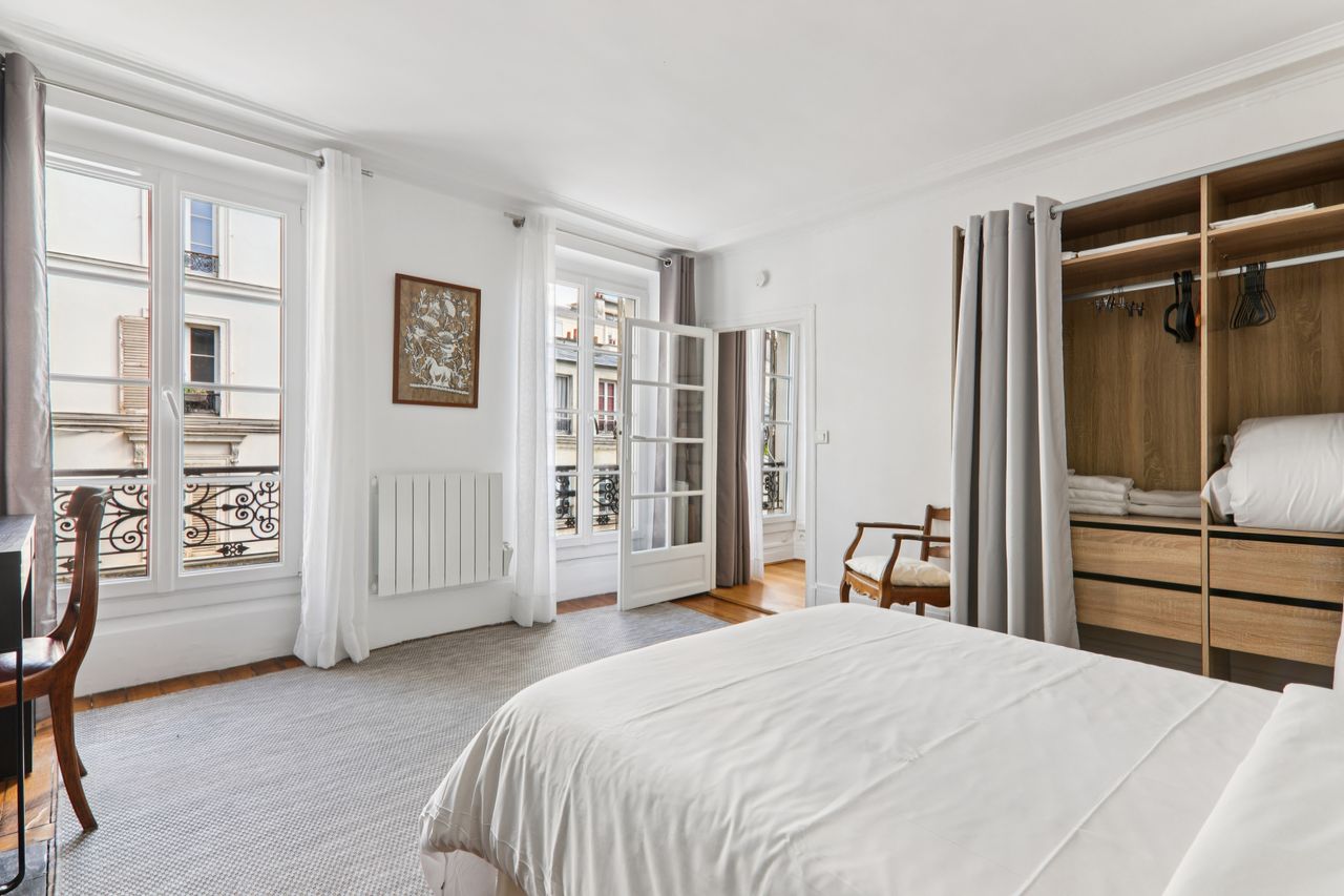 Spacious and Bright 1-Bedroom Apartment in a Quiet Courtyard