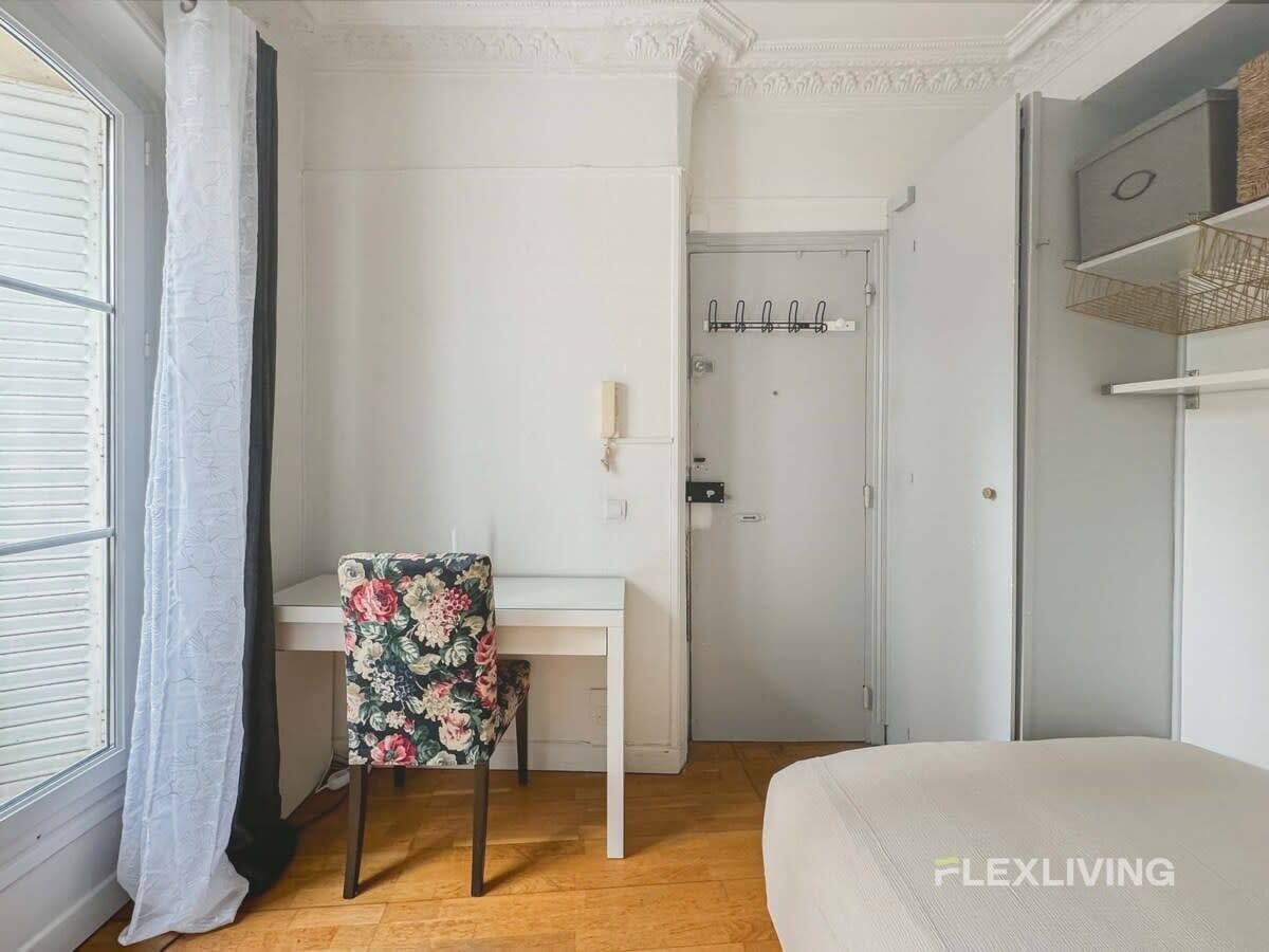 On the 3rd floor without elevator, a 20 m2 studio located in the 3rd arrondissement of Paris.
