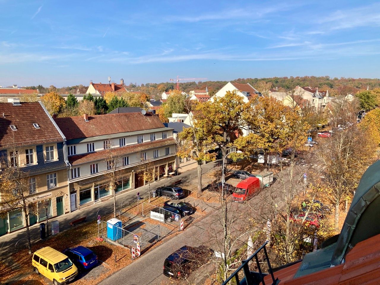 Bright and spacious cozy roof-top apartment in convenient location