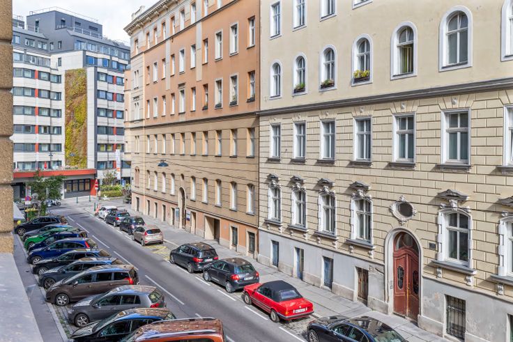 Spacious 2-room flat in Alsergrund with city view