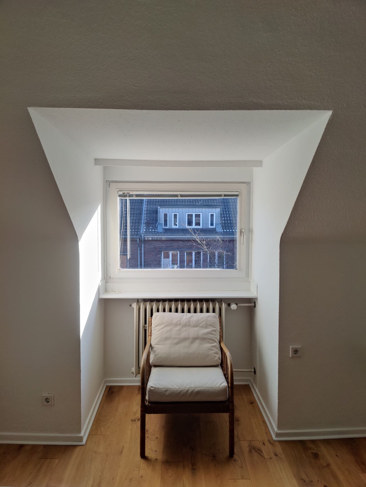 Bright cozy quiet green located 01/24 freshly renovated 3-room apartment near university & city