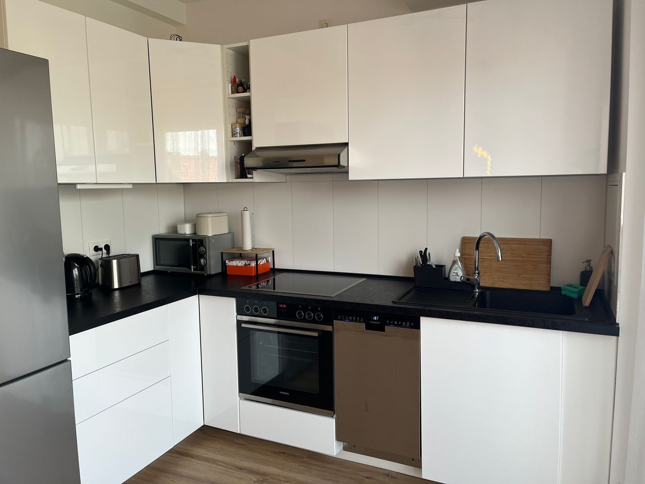 Newly renovated flat with balcony and bathtub, fully furnished