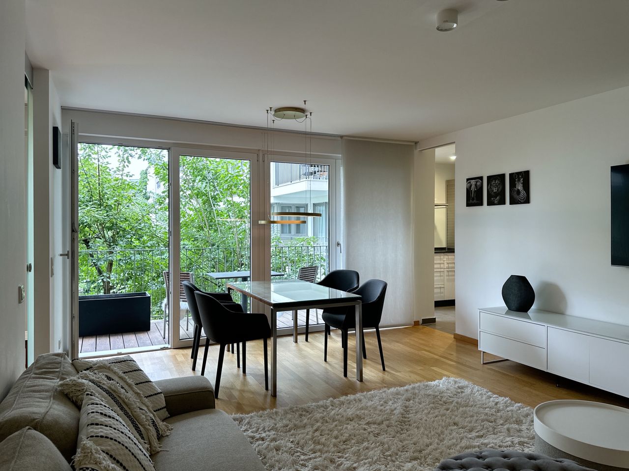 Luxurious 1-bedroom apartment in the heart of Munich, with garage place, indoor pool, hot steam bath and gym