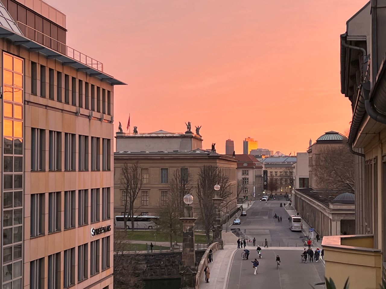 High value equipped 4-room apartment in best central location (Hackescher Markt)