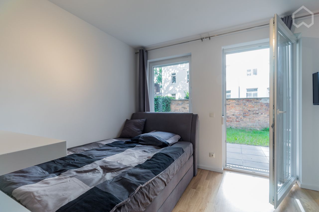 NEW Living & relaxing in Friedrichshain with own terrace and own entrance