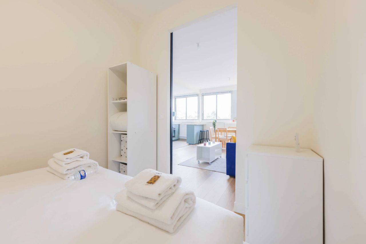 42m2 apartment with one bedroom in the 16th arrondissement, close to transportation.
