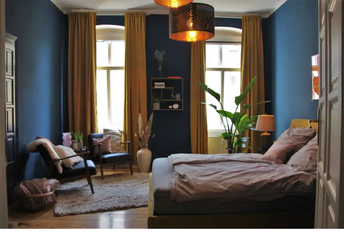 Super bright 3 bed room design apartment, near Weinbergspark