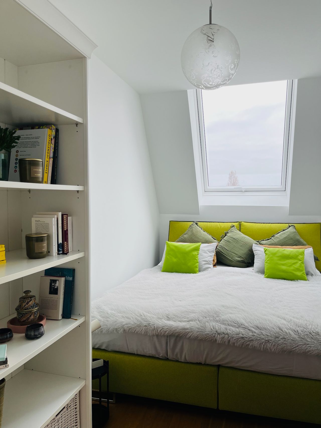 Sunny top-floor flat with 2 bedrooms