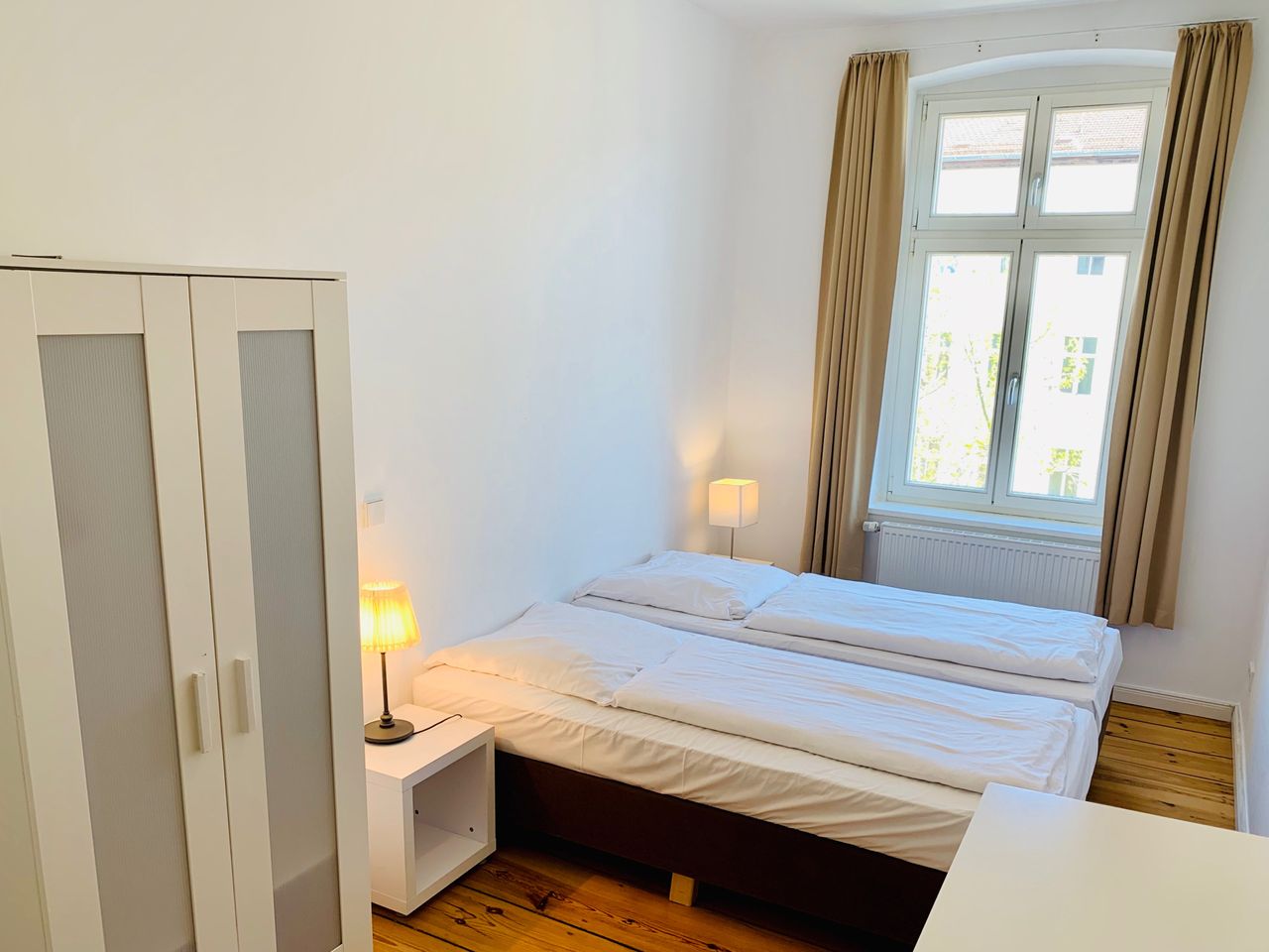 3 large rooms in classical Berlin building with lift close to Kollwitzplatz and ALEX