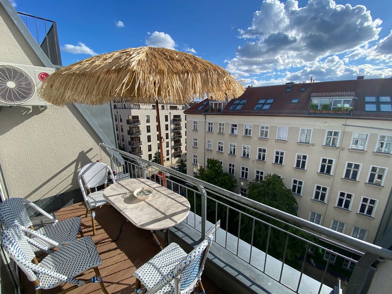 Parking free / 3 room top floor apartment in Berlin-Mitte, incl. underground car park with elevator to the top floor, terrace, WiFi,