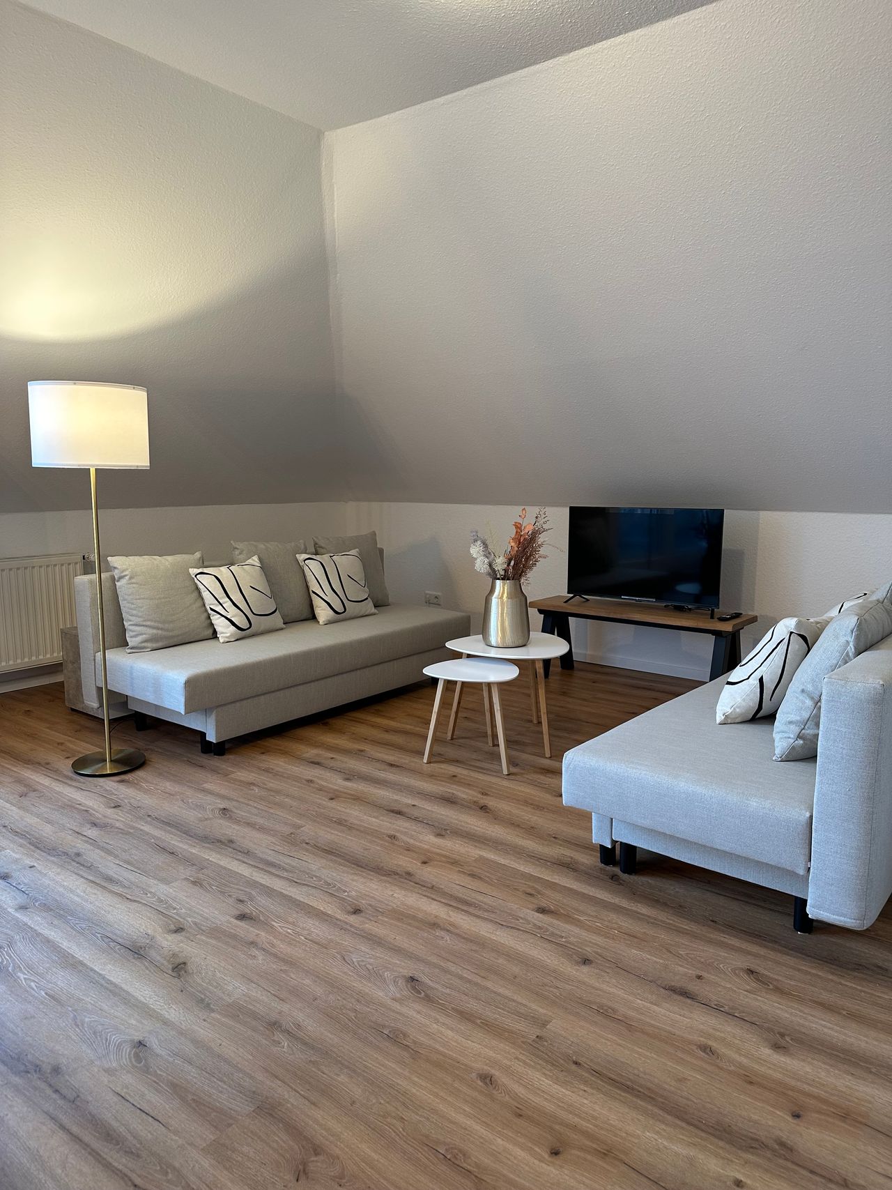 Modern, newly renovated apartment ,3 bedrooms for up to 7 people on Mönchengladbach's Hindenburgstraße, Within Walking Distance to the Main Train Station