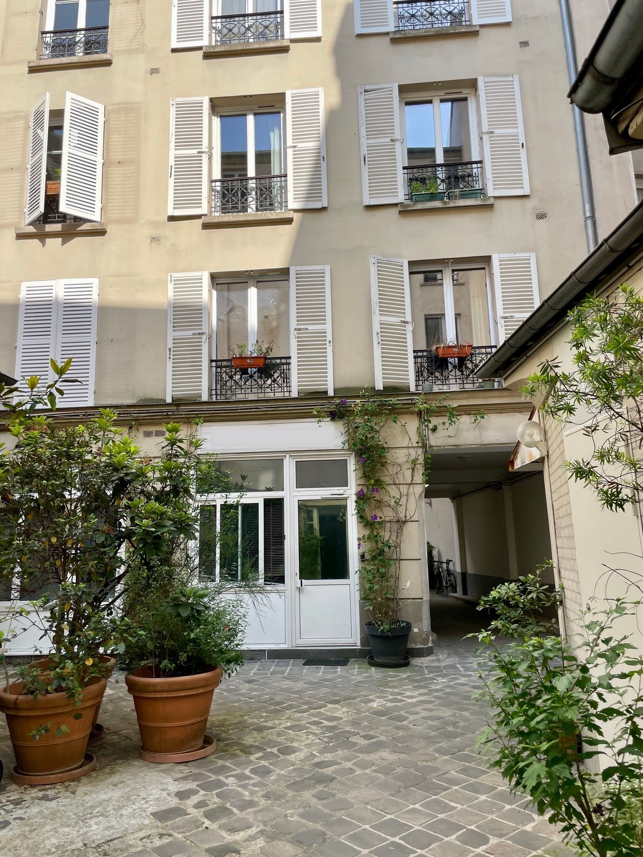 Bright & Stylish 1-Bedroom Apartment in the Heart of the 9th – Quiet Courtyard, High-End Renovation