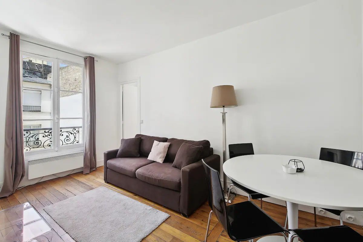 Prime Location & Cozy Comfort: 2-Min Walk to Place de la République - Stylish Apartment for 4!