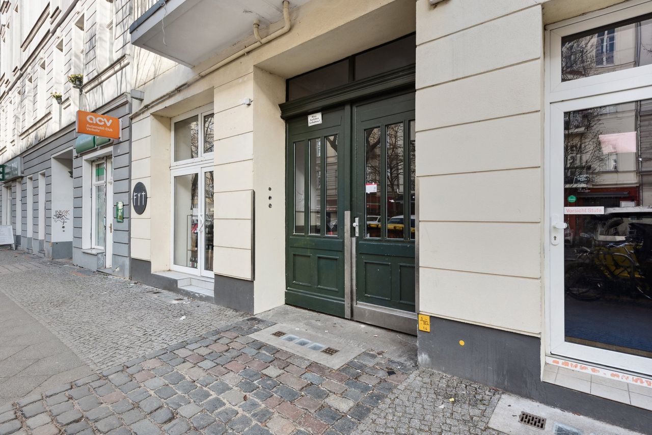 Bright and modern  studio apartment in a quiet backyard - central on a beloved street in the heart of Berlin in Prenzlauer Berg