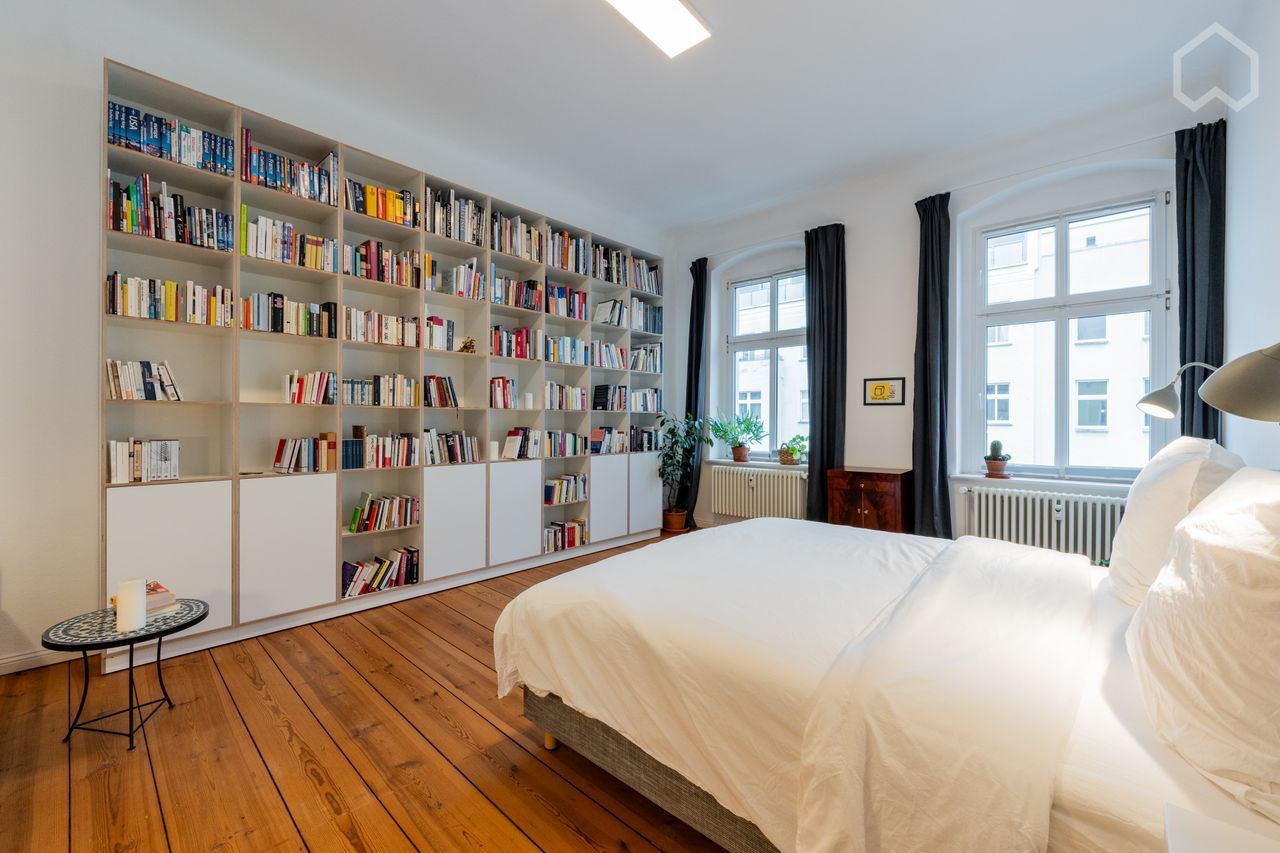 Freshly renovated dream apartment in Berlin-Mitte (3 bedrooms, elevator, very quiet, 3.60m ceilings & contemporary art)