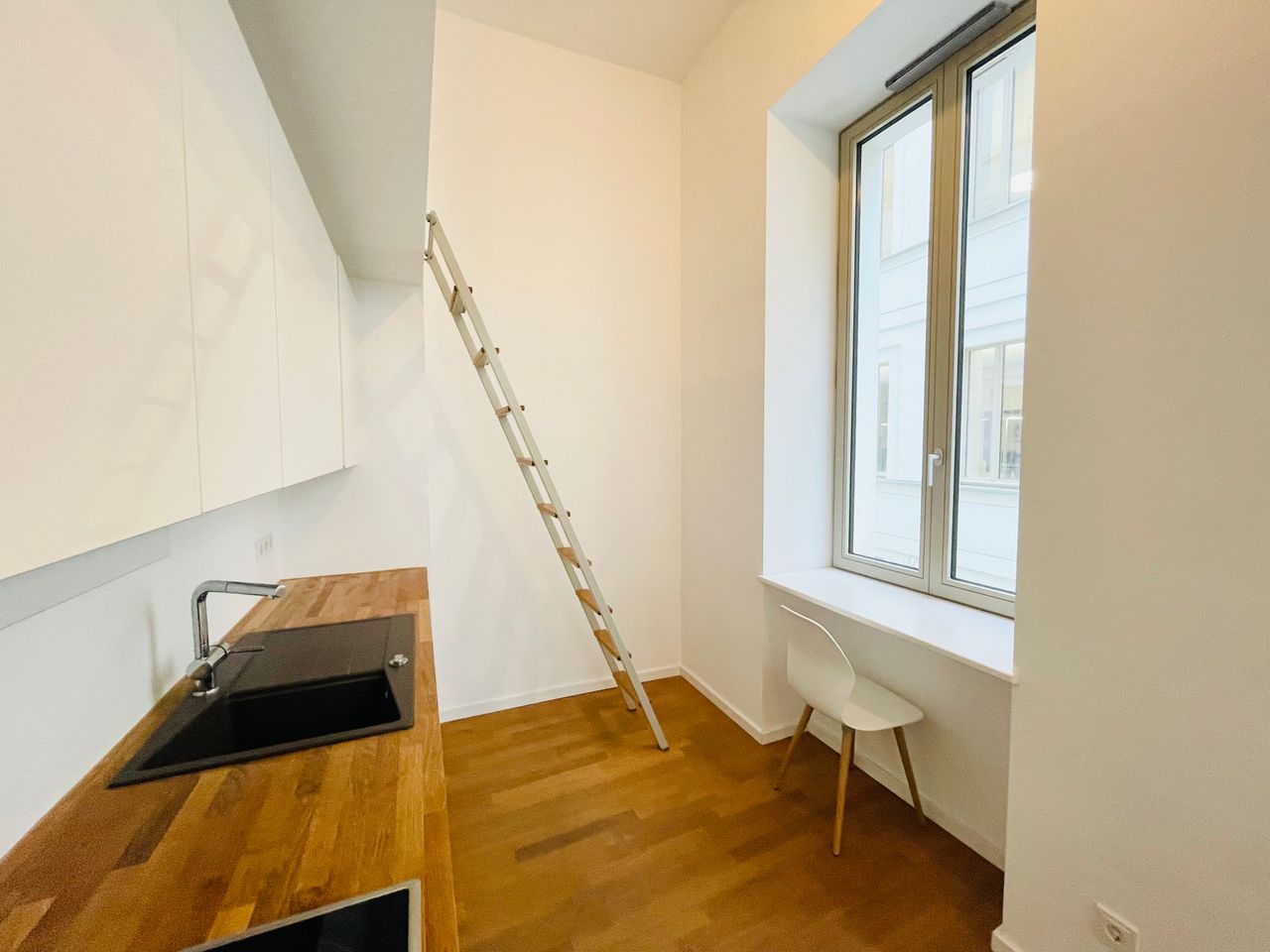 Quiet, bright & modern studio Apartment in Berlin Mitte