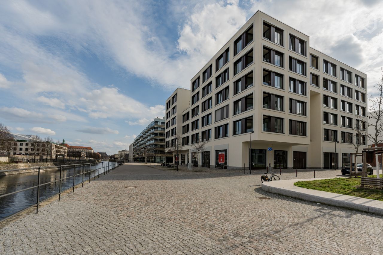 Nice and lovely water view apartment in quiet street (Berlin)