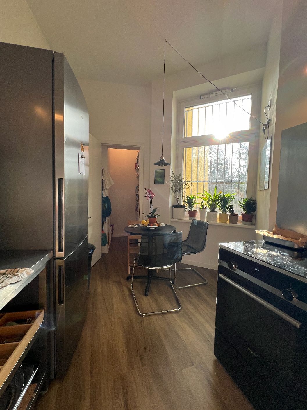 Stylische Altbauwohnung mit 4 m Decken & 3 großen Räumen – €2.050 All-Inclusive