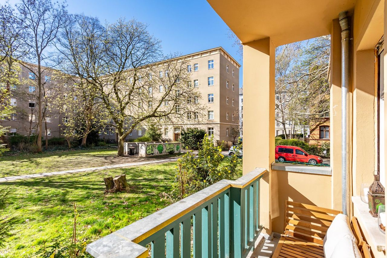 Modern living in a central location with a green retreat - stylish 1-room apartment in the heart of Berlin