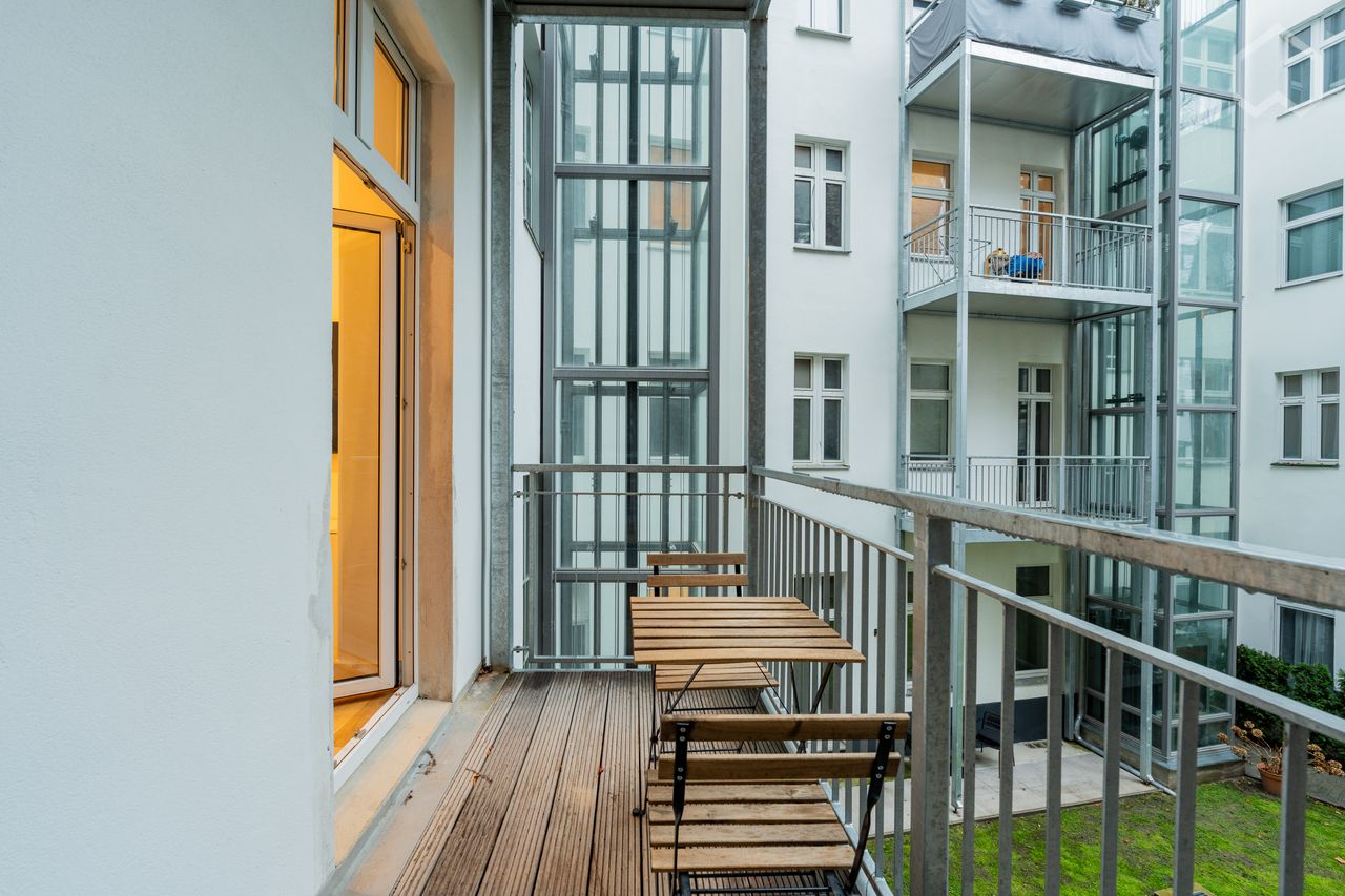 Gorgeous & lovely studio in Charlottenburg near the Spree (TV, internet and all cost included)