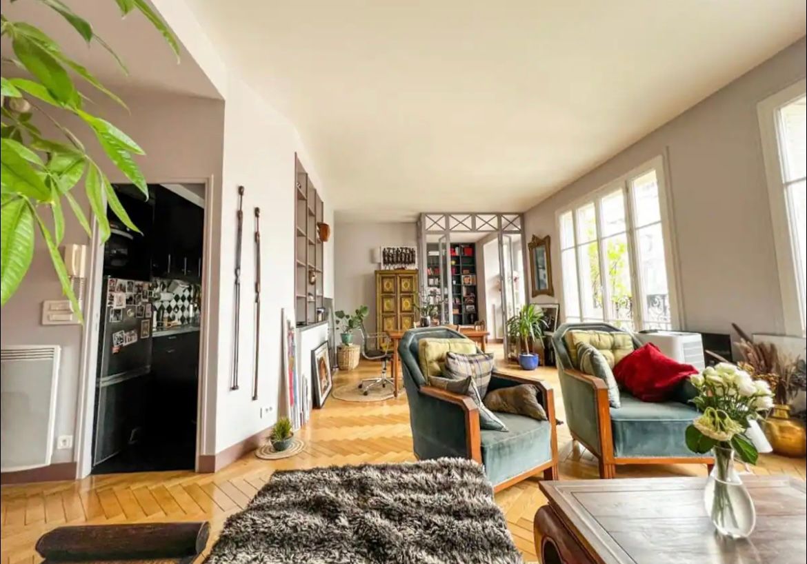 Lightfulll 2 bedrooms flat with great balcony in the heart of Paris, near Louvre, Montorgueil and jardin du Palais Royal