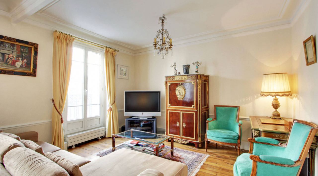 Large family apartment tastefully decorated
