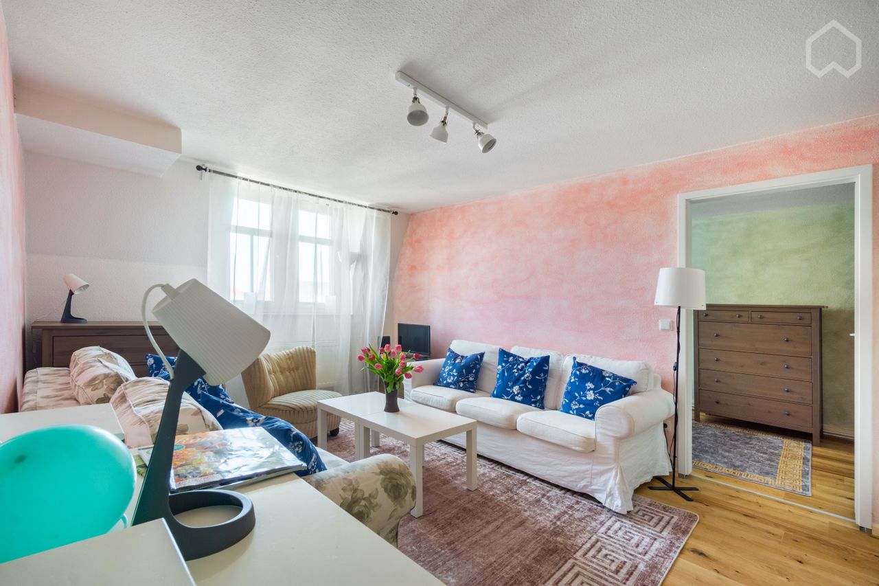 Stylish, fully renovated 2-room apartment with fitted kitchen in Dresden-Neustadt