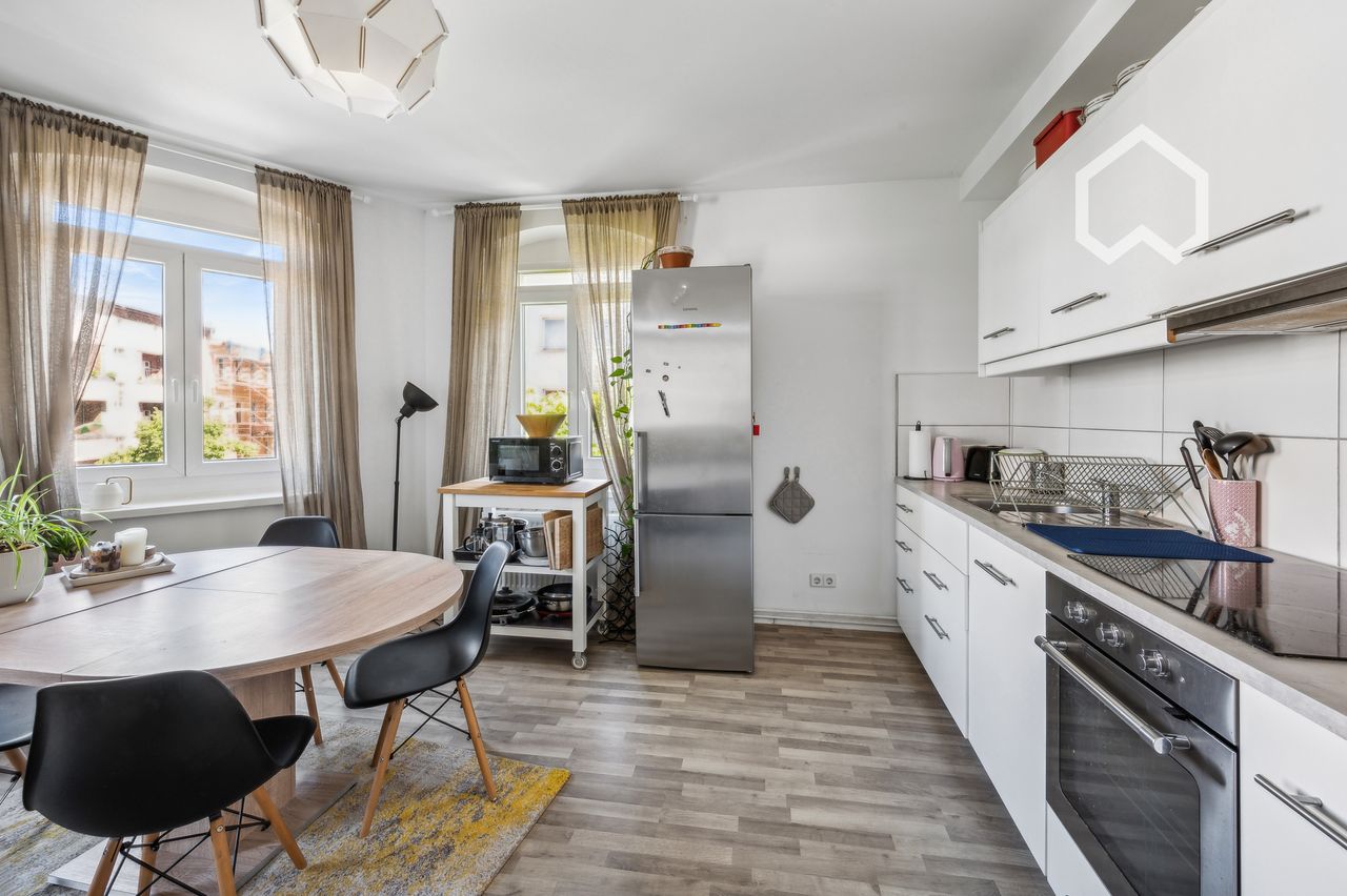 Light-filled 3-room corner apartment in a charming stucco building