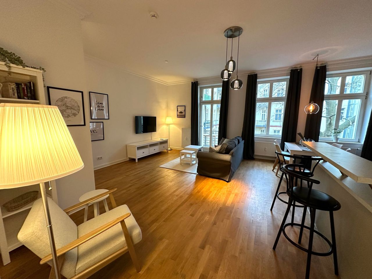 High-quality furnished apartment with elevator in the quiet inner courtyard on Warschauer Str.