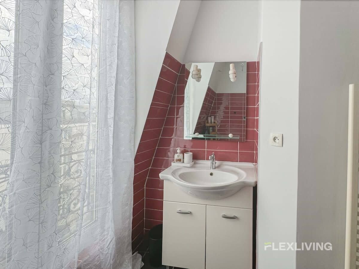 a charming studio located on the 6th floor of a beautiful Parisian building in the 14th arrondissement of Paris.
