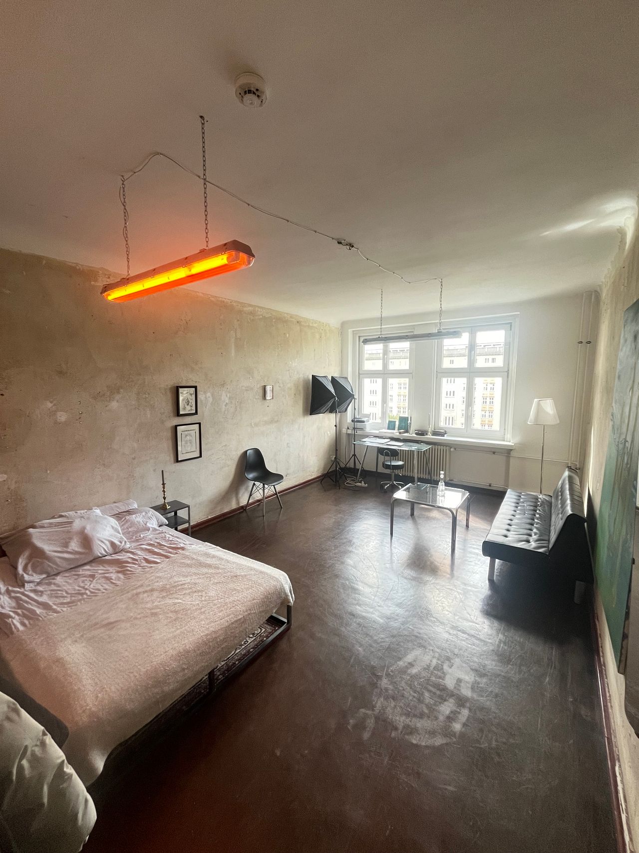 Bright and spacious 2-room apartment right by Frankfurter Tor.