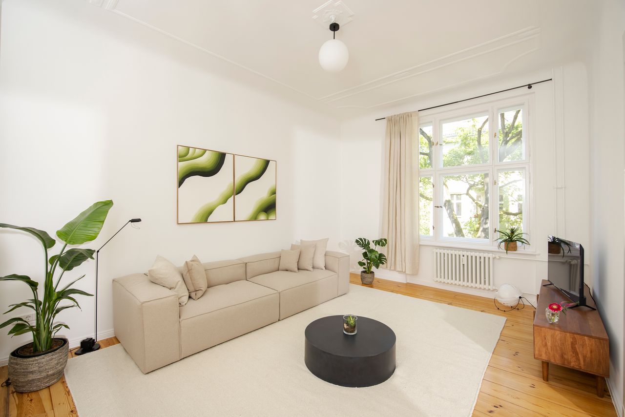 Bright, large and modern 3-room apartment in a fantastic old building