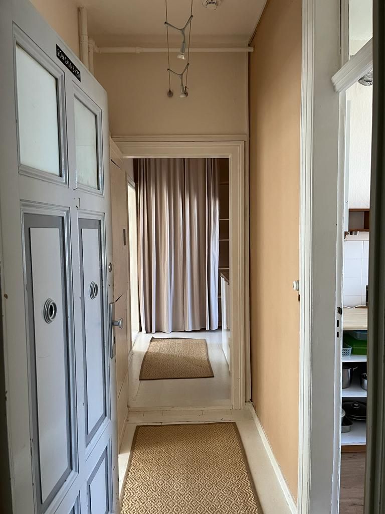 Very well connected, pretty and modern furnished old building apartment in Charlottenburg for up to 6 people.