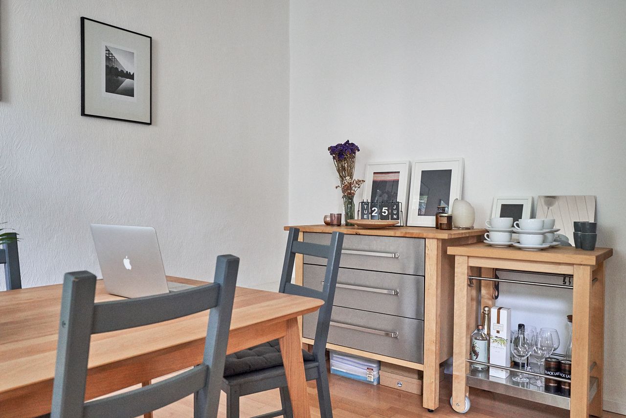 Spacious, bright and very modern furnished 2-room apartment including Wi-Fi, on the ground floor of an apartment building.