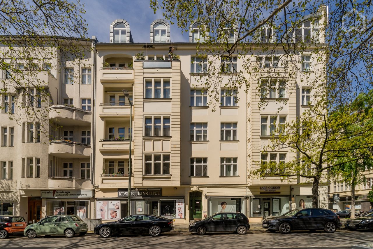 Top floor including elevator in top location steps away from Kurfürstendamm