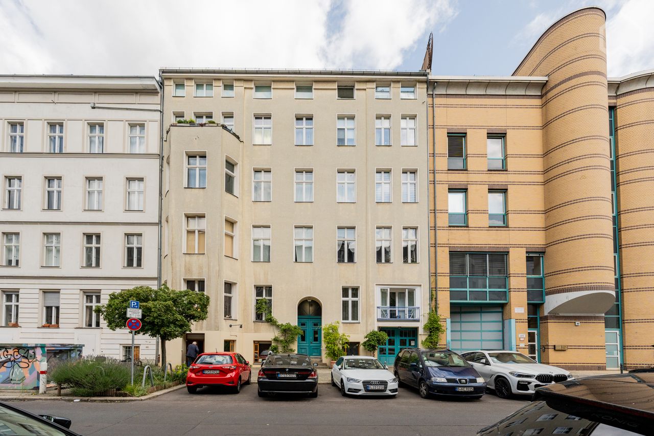 Spacious, sunny apartment in Tiergarten with inner courtyard use near Potsdamer Platz