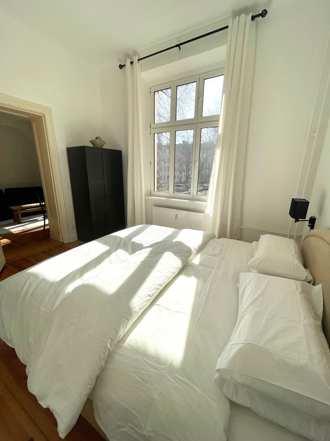 High-quality furnished terrace flat with private garden