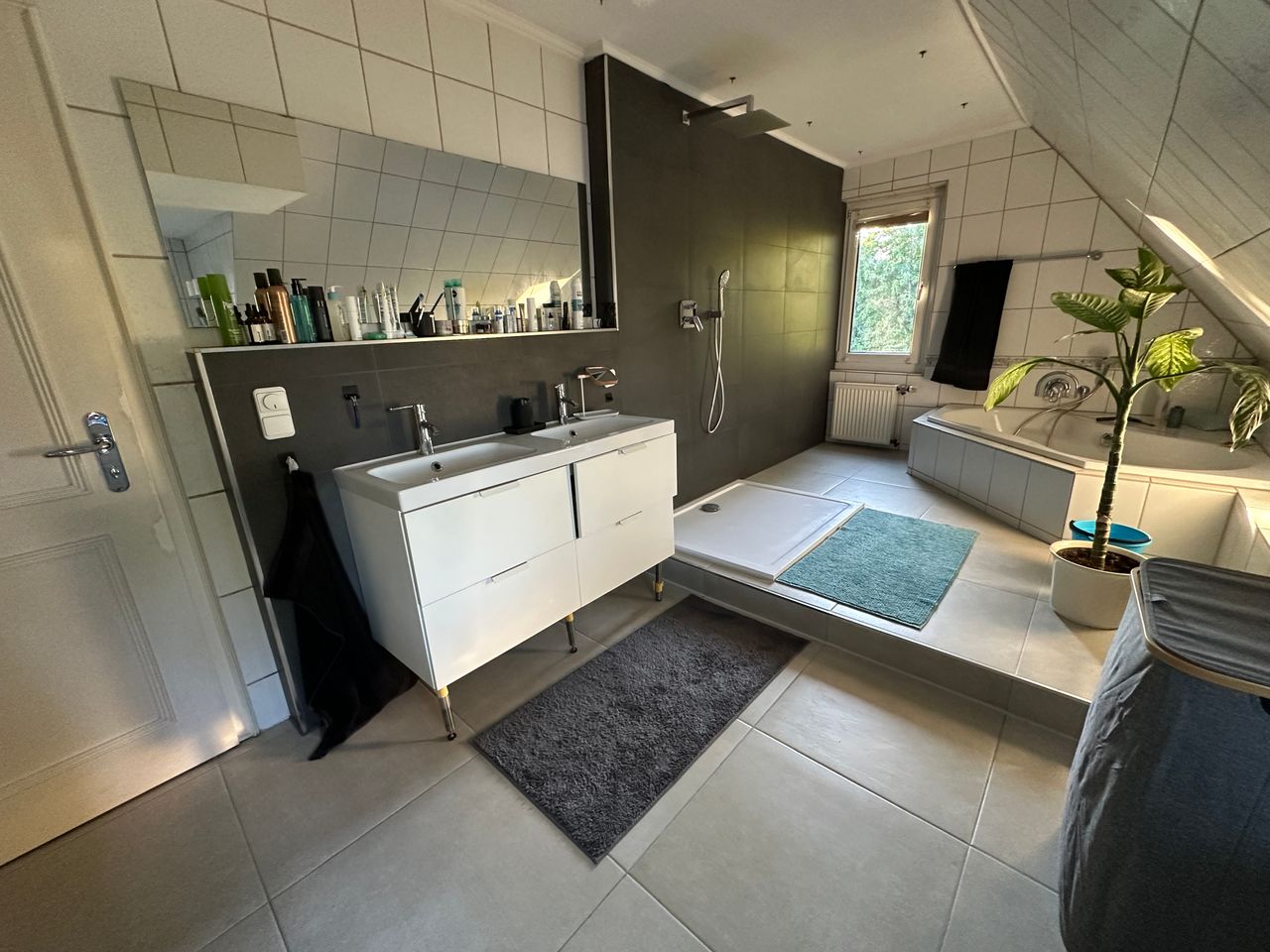 Fully Furnished 4-Room Apartment with Large Garden