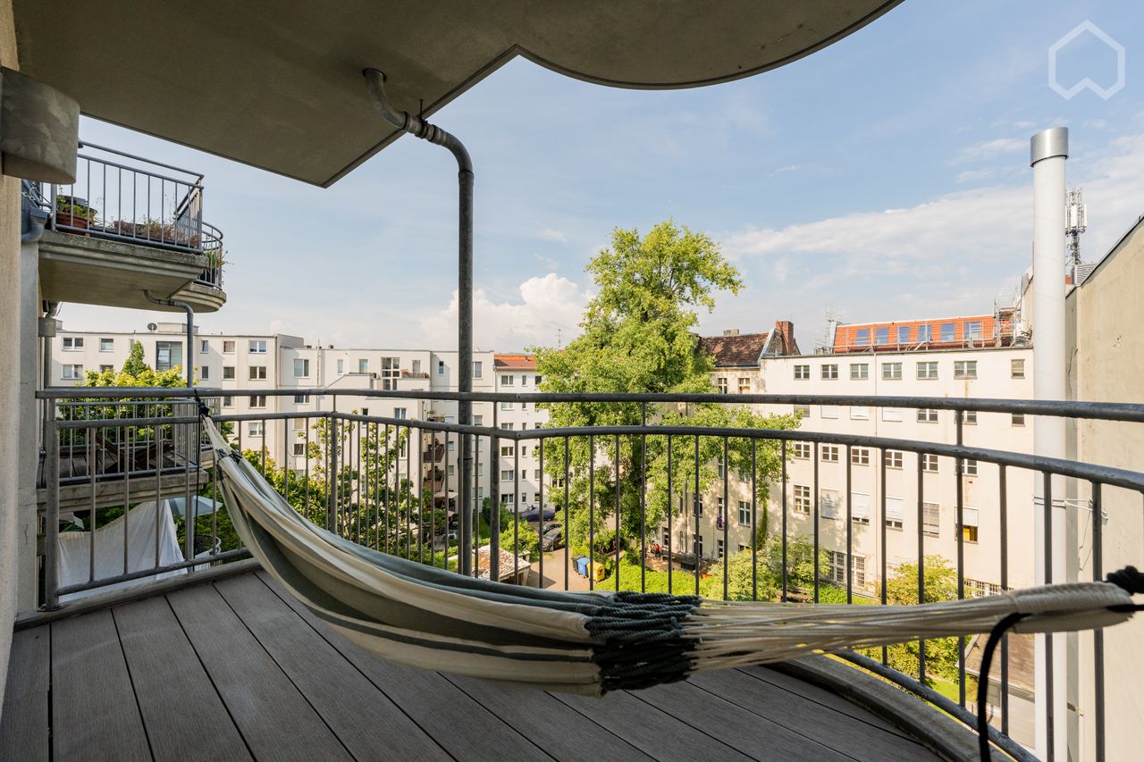 Quiet, bright apartment in Wilmersdorf (with parking space)